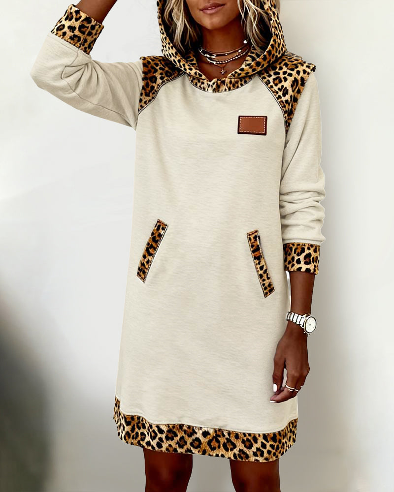 Lässiges Kleid mit Kapuze und Leoparden-Einsatz