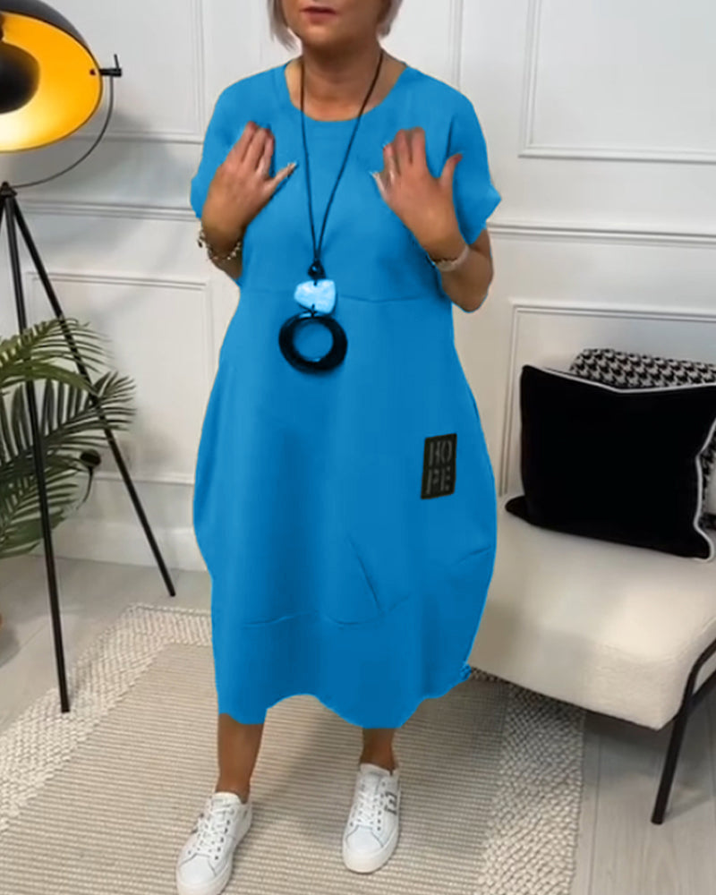 Schlichtes, kurzärmliges Freizeitkleid mit Buchstabendruck