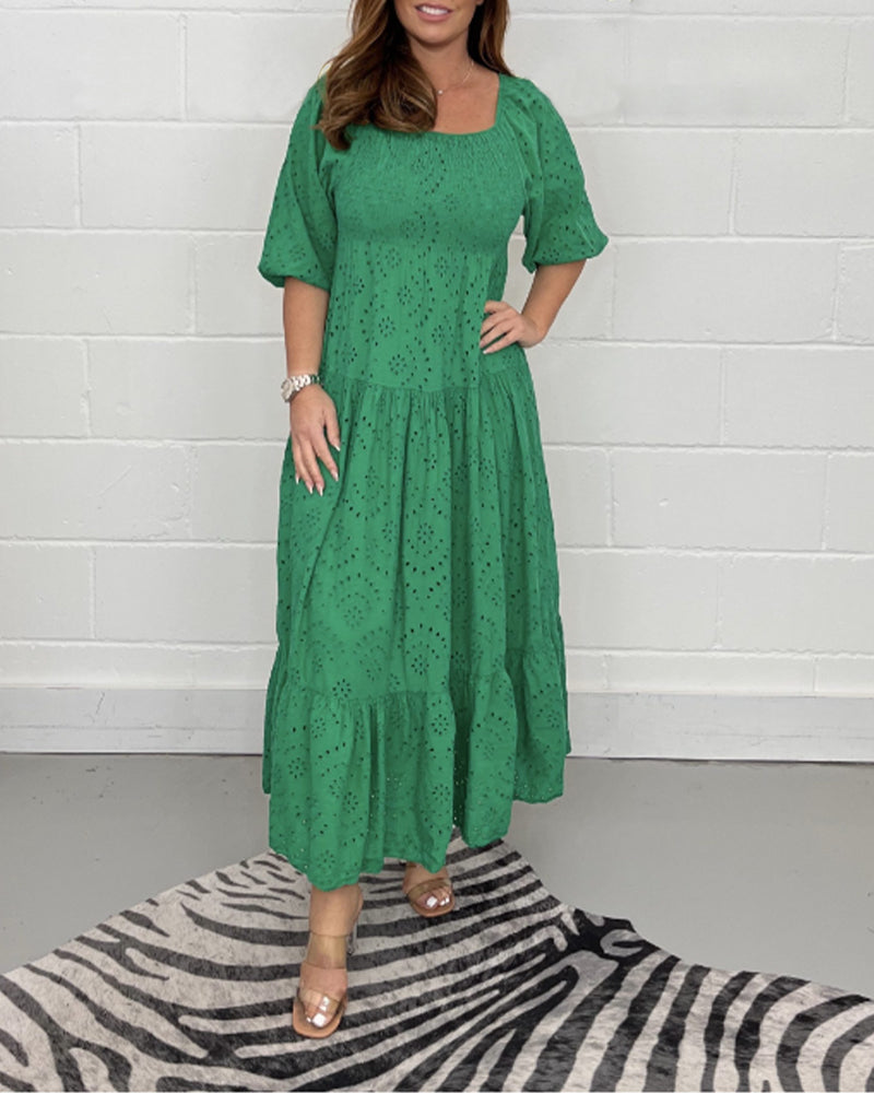 Einfarbiges, hohles Kleid mit eckigem Kragen