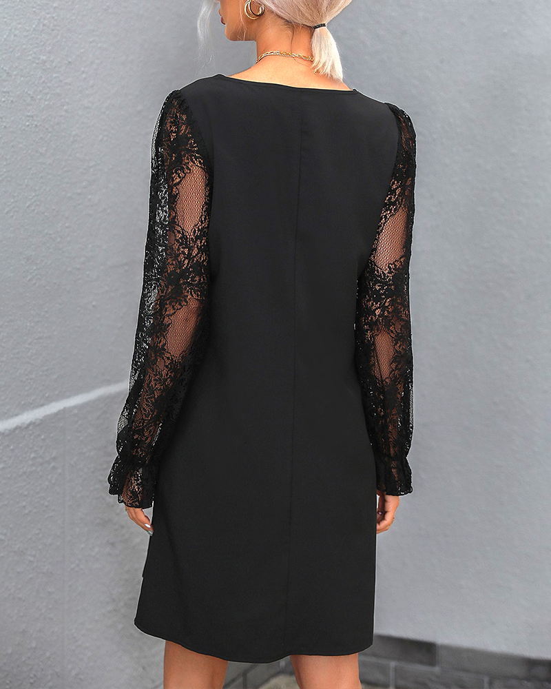 Einfarbiges Kleid mit V-Ausschnitt und Spitzenärmeln