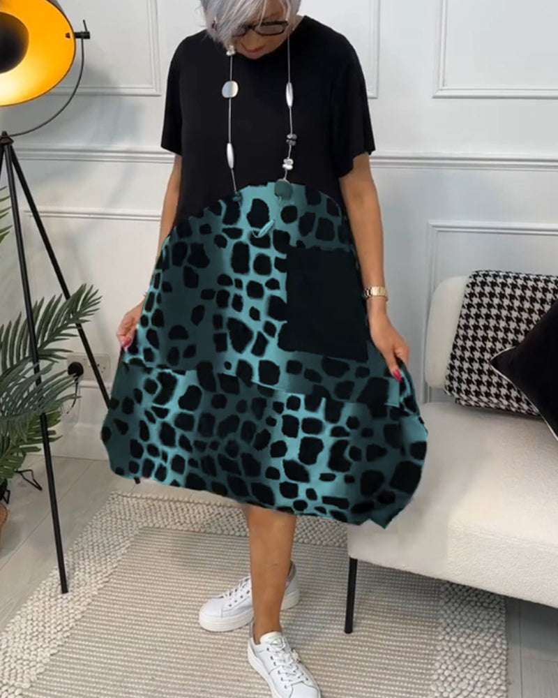 Kurzärmliges, bedrucktes kleid mit rundhalsausschnitt