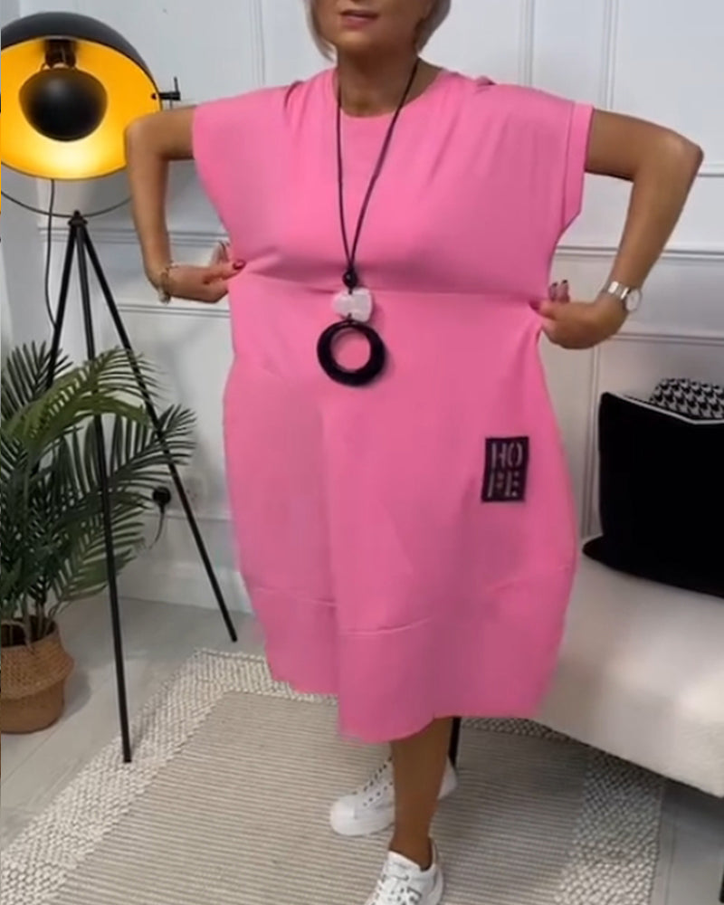 Schlichtes, kurzärmliges Freizeitkleid mit Buchstabendruck