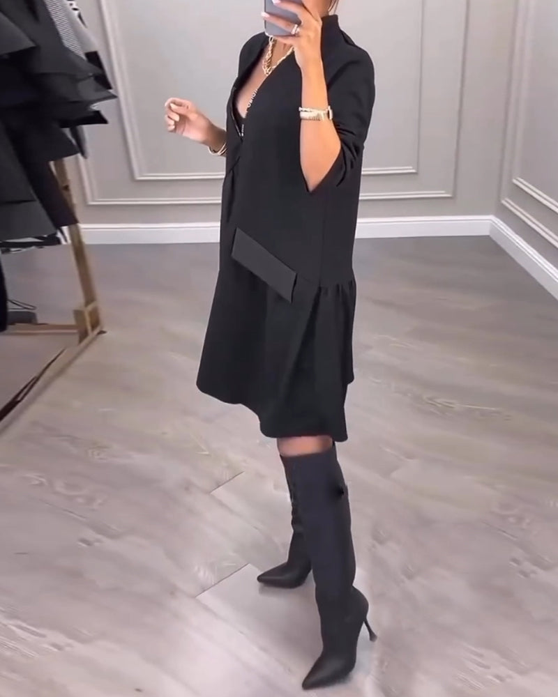 Kleid mit künstlerischem Flair und V-Ausschnitt