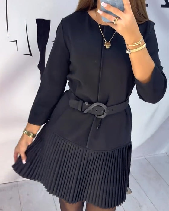 Kleid mit Dreiviertelärmeln und Akkordeonfalten