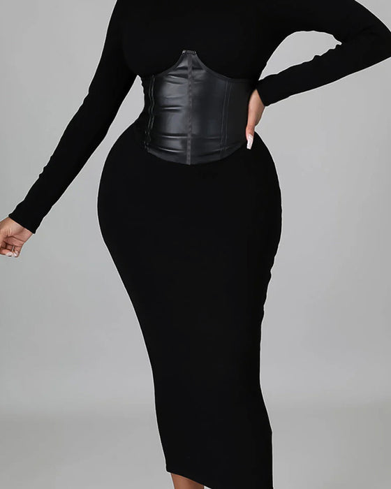 Kleid In Einfarbigem Design Mit Paneelen Und Körperbetonter Passform
