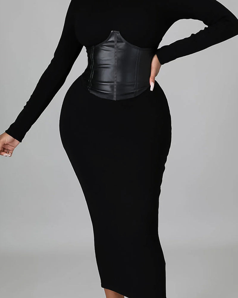 Kleid In Einfarbigem Design Mit Paneelen Und Körperbetonter Passform