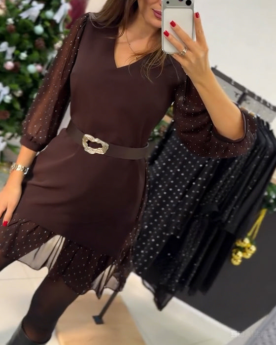 Stilvolles Kleid mit V-Ausschnitt und Patchwork