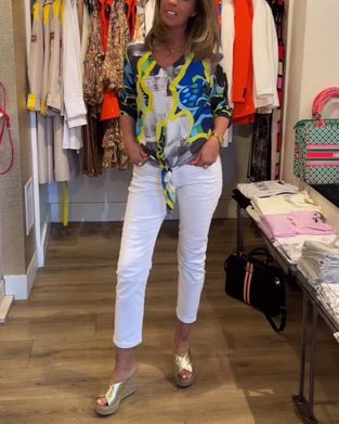 Bluse mit blumenmuster und v-ausschnitt