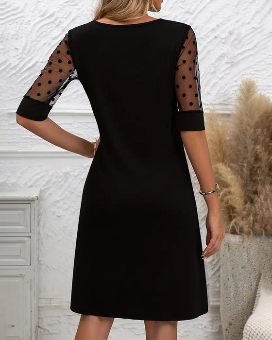 Elegantes Kleid Mit Tüllpaneelen
