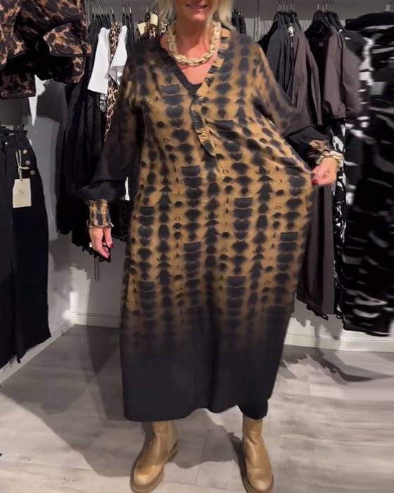 Langärmliges kleid mit farbverlauf und V-ausschnitt