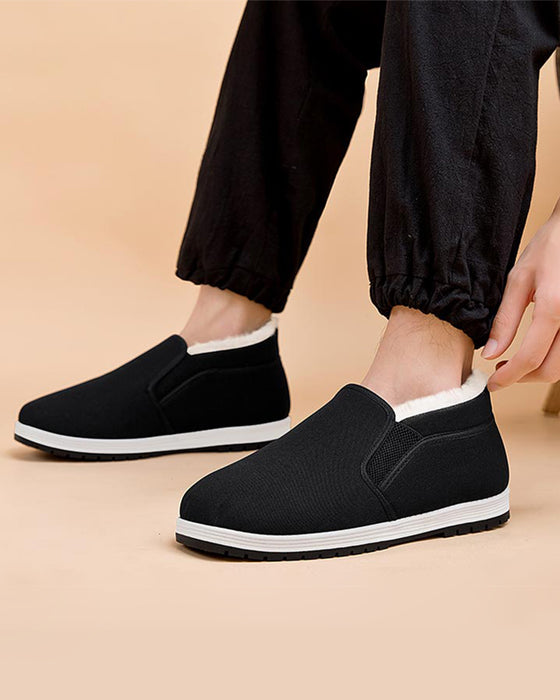 Herrenschuhe aus Baumwolle mit superwarmem Futter aus Kunstfell und rutschfester Sohle.