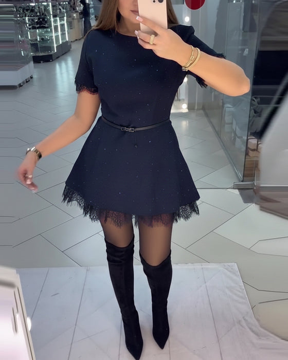 Funkelndes Spitzenkleid mit kurzen Ärmeln und A-Linie