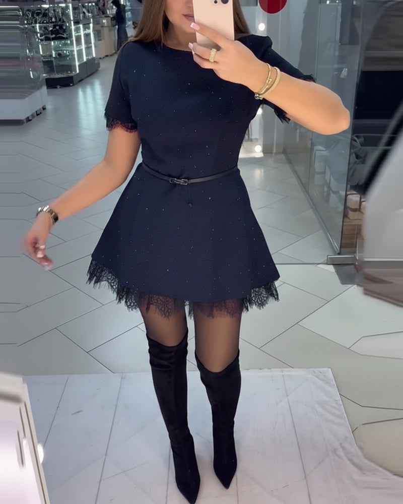 Funkelndes Spitzenkleid mit kurzen Ärmeln und A-Linie