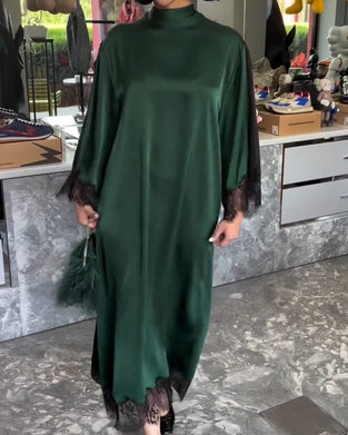 Kleid Mit Stehkragen Und Spitzenbesatz