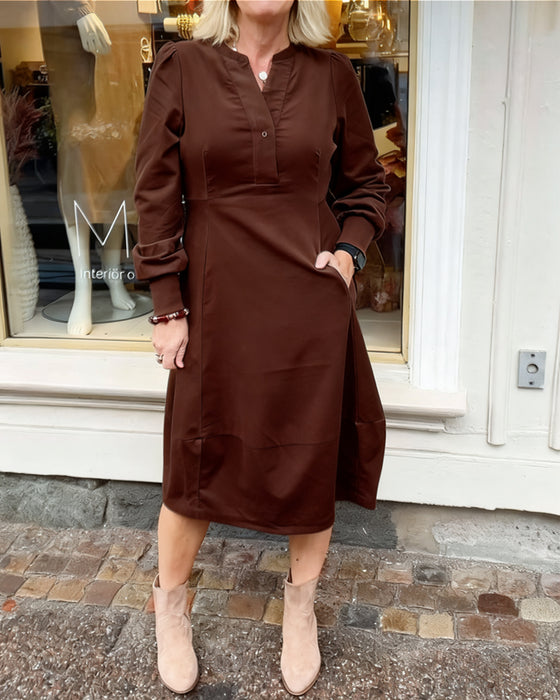 Lässiges Retro-Kleid mit langen Ärmeln