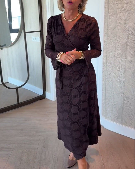 Modisches Kleid mit Trompetenärmeln und V-Ausschnitt