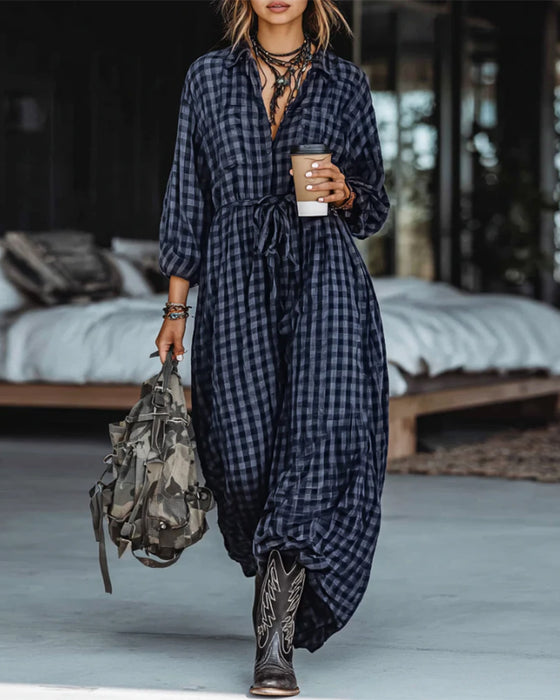 Modernes Kleid mit Karo-Revers und Bindegurt
