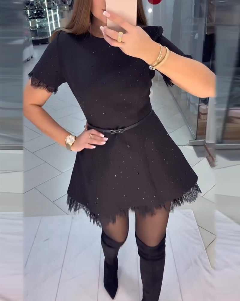 Funkelndes Spitzenkleid mit kurzen Ärmeln und A-Linie