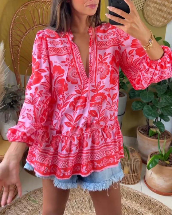 Bluse mit tiefem v-ausschnitt und blumenmuster