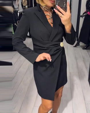 Ein einfarbiges Kleid mit Sakkokragen im modischen Stil