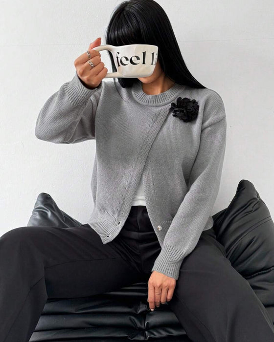 Moderner Pullover mit Schlitzsaum