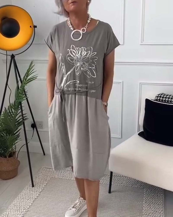 Bedrucktes kleid mit rundhalsausschnitt und kurzen ärmeln