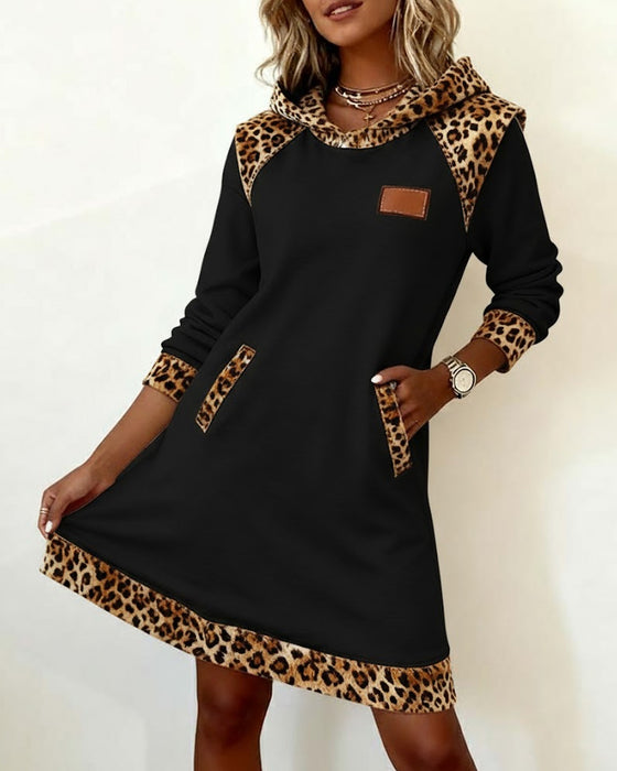 Lässiges Kleid mit Kapuze und Leoparden-Einsatz