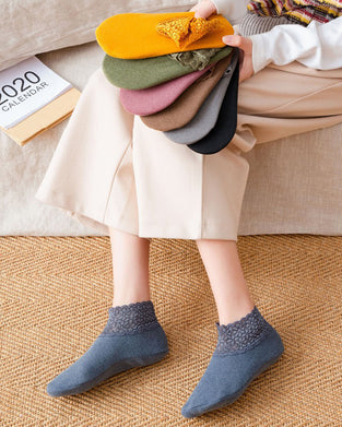 Neue warme Socken mit modischer Spitze