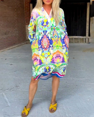 Bedrucktes, lockeres Kleid mit V-Ausschnitt