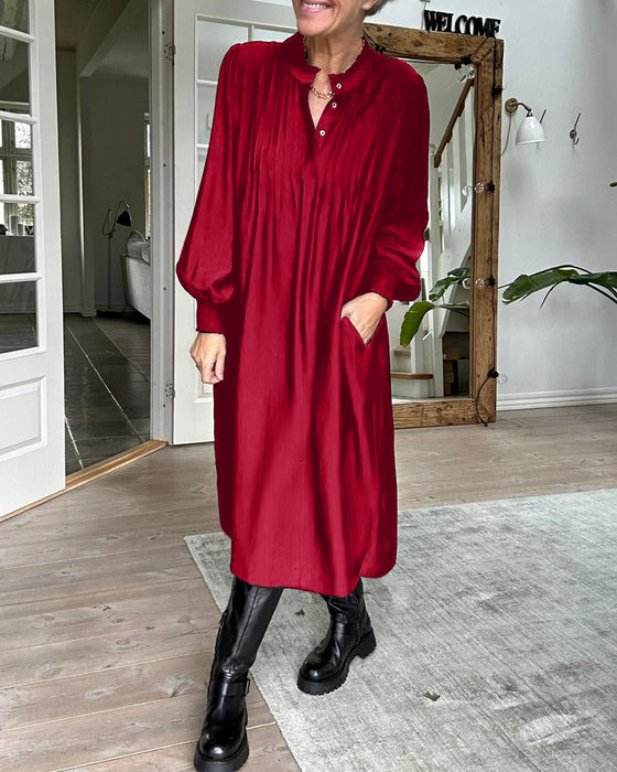 Lässiges einfarbiges Kleid mit V-Ausschnitt
