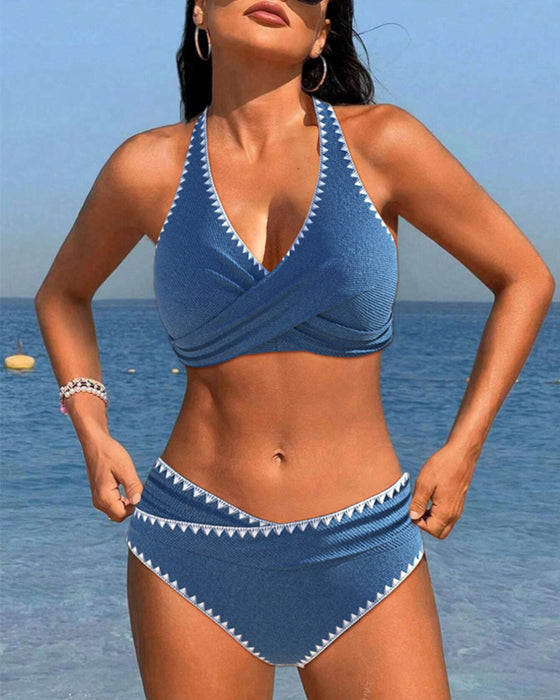 Einfacher urlaubsbikini mit plissiertem neckholder