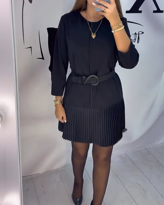 Kleid mit Dreiviertelärmeln und Akkordeonfalten