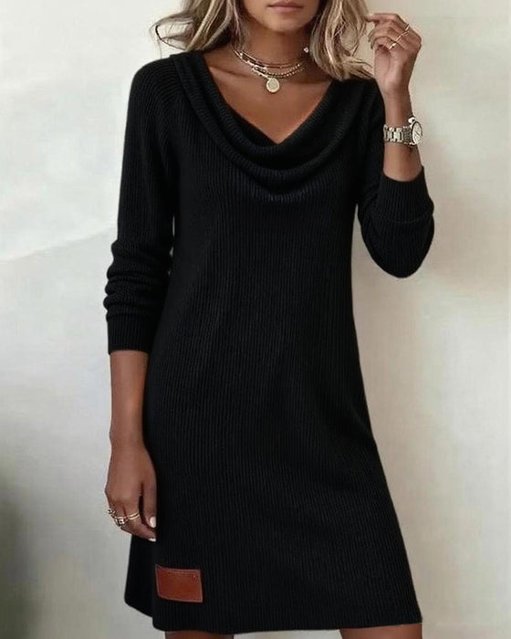 Gerade Geschnittenes Kleid Mit Langen Ärmeln Und Kuschelkragen