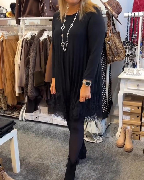 Weites Kleid mit Rundhalsausschnitt und Falten