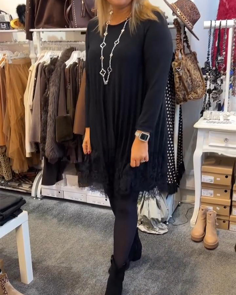 Weites Kleid mit Rundhalsausschnitt und Falten