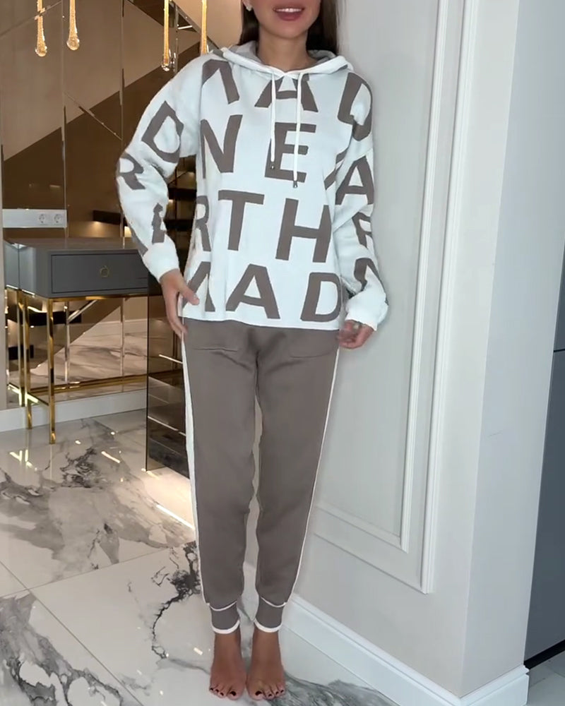 Zweiteiler mit Kapuze und Schriftzug