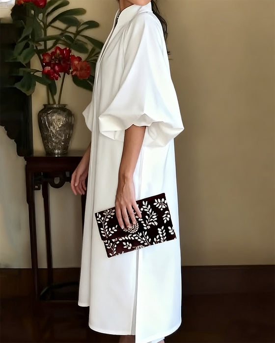 Elegantes einfarbiges Kleid mit V-Ausschnitt und Schlitz