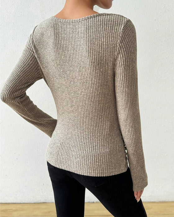 Gestricktes Top mit Schwenkkragen und schmaler Passform
