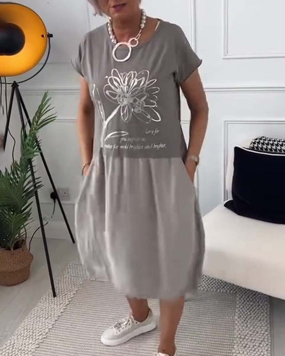 Bedrucktes kleid mit rundhalsausschnitt und kurzen ärmeln