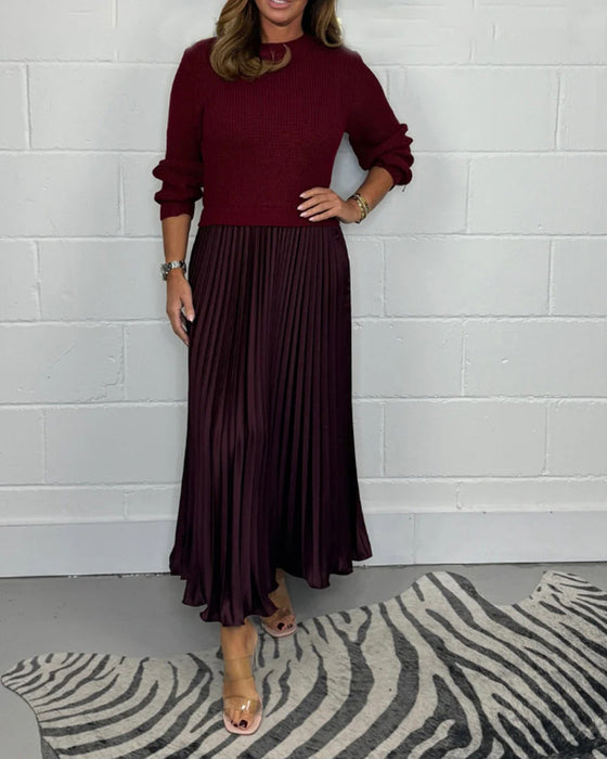 Lässiges, kontrastfarbenes kleid mit patchwork und plissee