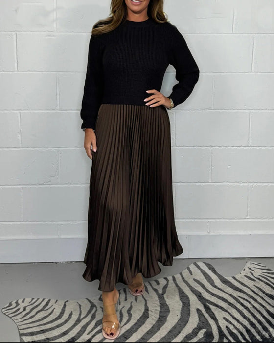 Lässiges, kontrastfarbenes kleid mit patchwork und plissee