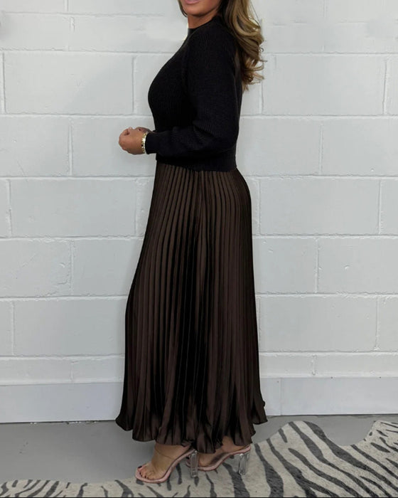 Lässiges, kontrastfarbenes kleid mit patchwork und plissee