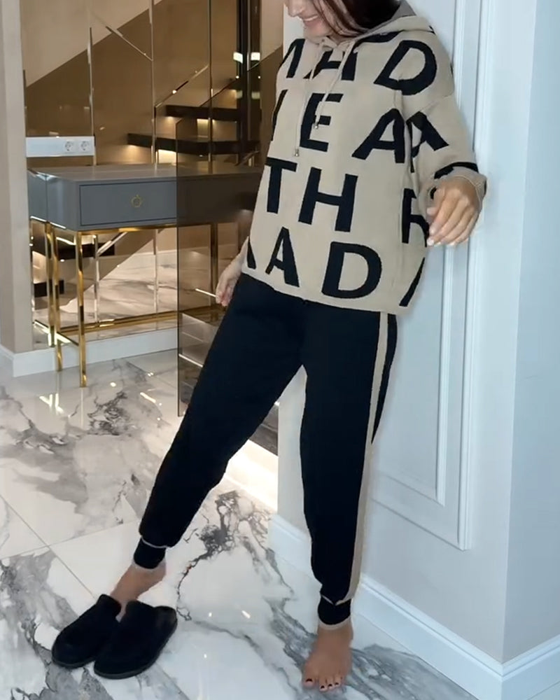 Zweiteiler mit Kapuze und Schriftzug