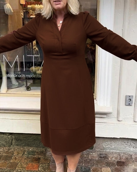 Lässiges Retro-Kleid mit langen Ärmeln