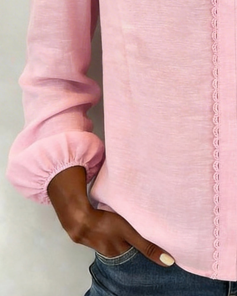 Einfarbiges Oberteil mit V-Ausschnitt und Patchwork-Detail