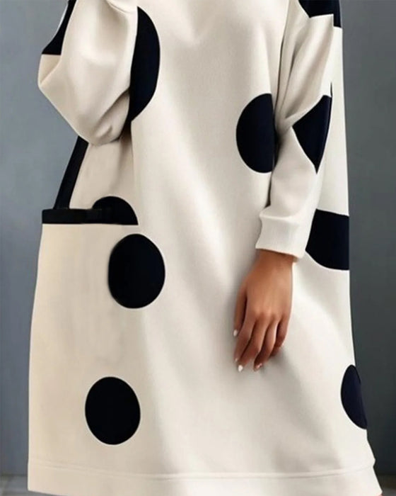 Elegantes, lockeres kleid mit tupfenmuster und hohem kragen und tasche