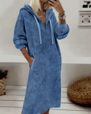 Kleid aus Fleece mit Waffelmuster mit Kapuze