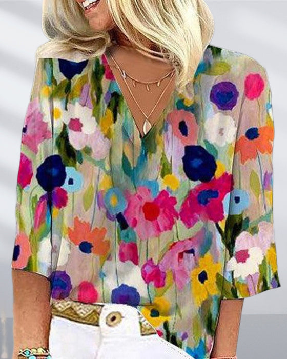 Freizeitbluse mit buntem blumendruck, v-ausschnitt und dreiviertelärmeln