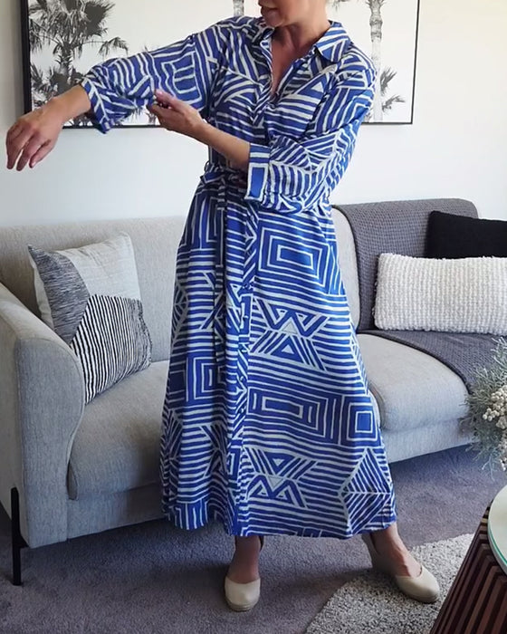 Lässiges Kleid mit geometrischem Muster zum Binden