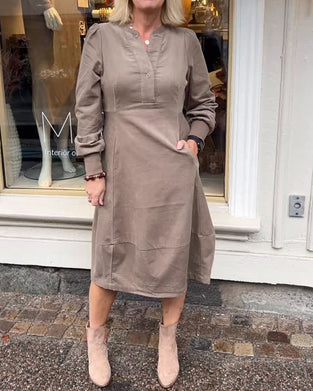 Lässiges Retro-Kleid mit langen Ärmeln